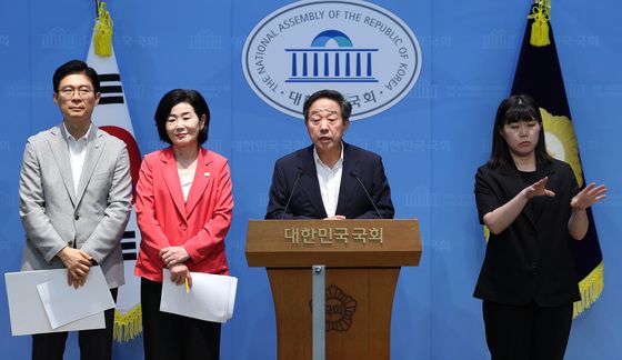 기자회견 발언하는 강승규 의원