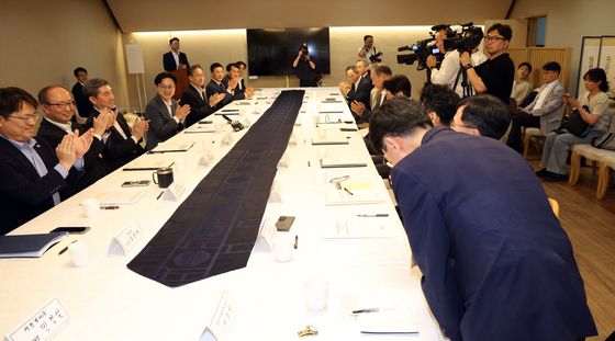 인사하는 박종원 한미전략투자공사 사장