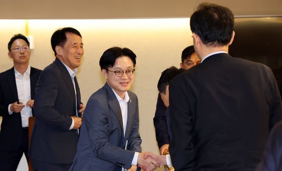 인사하는 김정관 장관