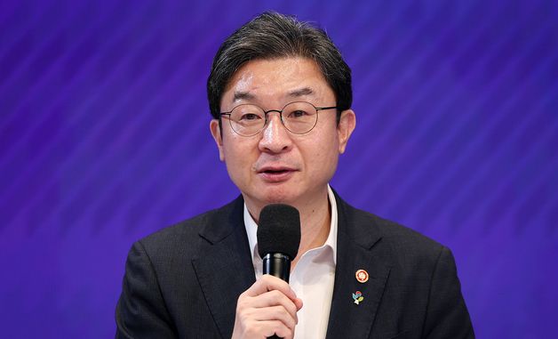 인사말 하는 이억원 위원장