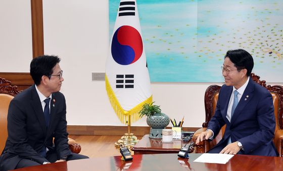 대화 나누는 조정식·배경훈
