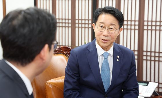 배경훈 부총리와 대화 나누는 조정식 국회의장