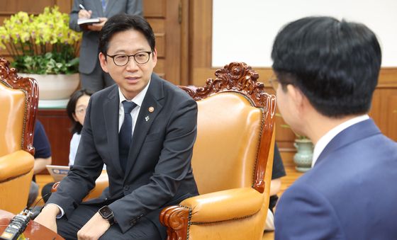 국회의장과 대화 나누는 배경훈 부총리