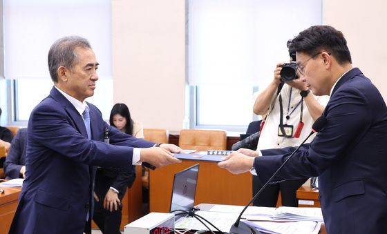 선서문 제출하는 조병현 중앙선관위원
