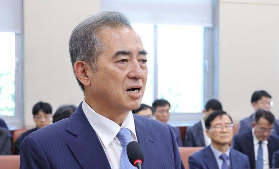 답변하는 조병현 중앙선관위원