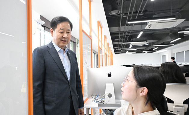 구윤철 부총리, 에이전틱 인공지능 교육생과 대화