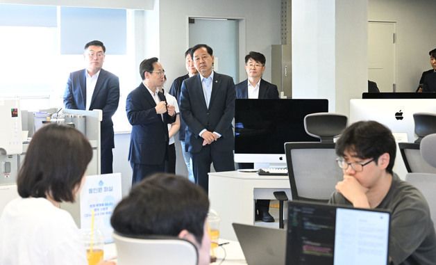 구윤철 경제부총리, 에이전틱 인공지능 교육 현장방문