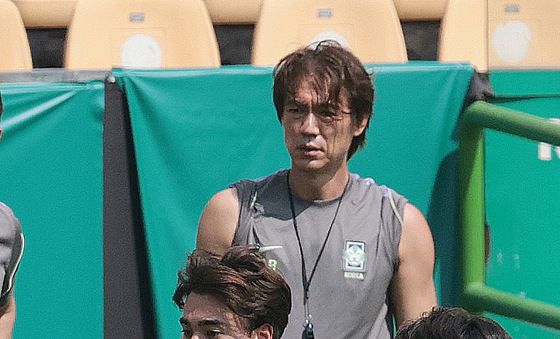 옌스 지켜보는 홍명보