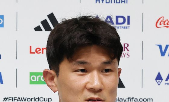 취재진 질문에 답하는 김민재