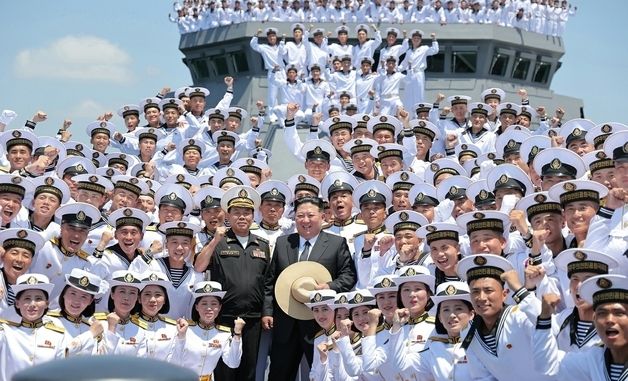北 신형 구축함 취역…김정은 "해군 역사의 결정적 순간 축하"