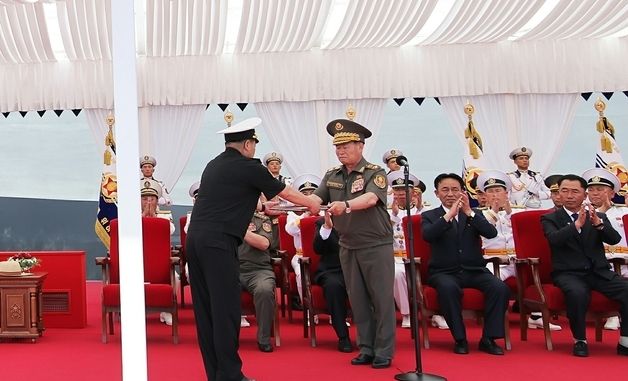 北 신형 구축함 최현호, 남포항서 정식 취역