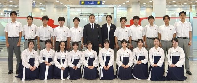 北 "재일조선고급학교 학생조국방문단 평양 도착"
