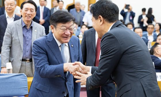 오세훈 시장과 인사 나누는 정점식 원내대표