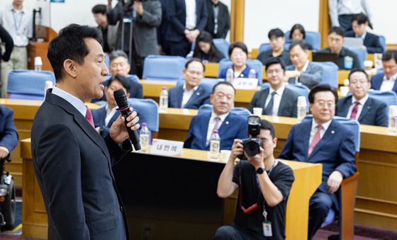 국민의힘 의원들 앞에 선 오세훈 서울시장