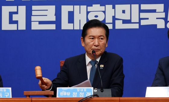 대표 사퇴 발표 후 의사봉 두드리는 정청래 대표