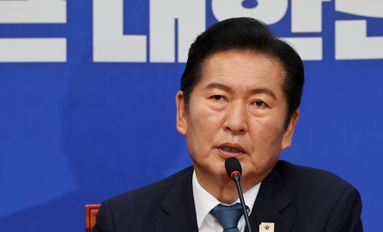 당 대표직 내래놓은 정청래 대표