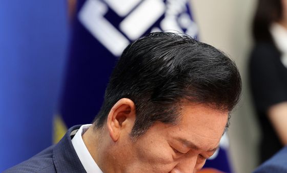 당 대표 사퇴문 검토하는 정청래 대표