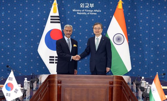 악수하는 한·인도 외교장관