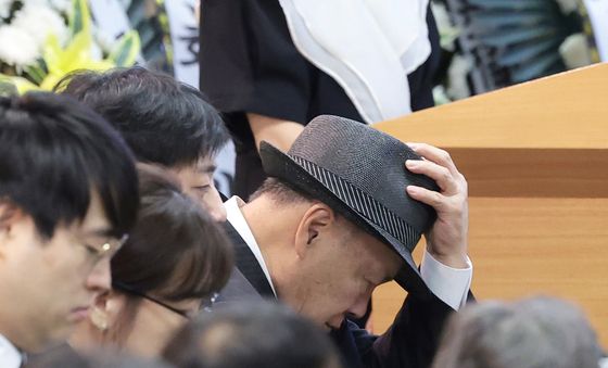 슬픔에 잠겨있는 홍수환