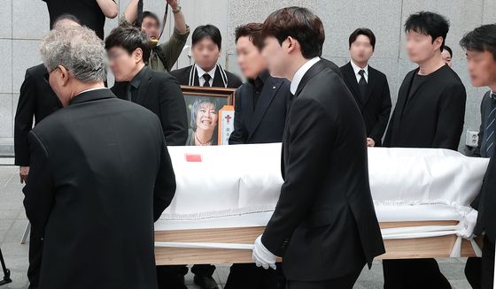 엄숙하게 진행되고 있는 고 옥희 발인식