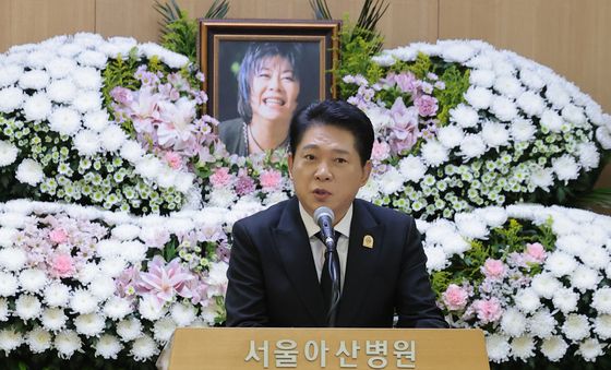 조사 하는 박상철 대한가수협회 회장