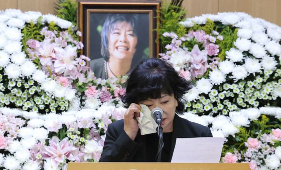 장미화 '절친' 고 옥희를 떠나보내며