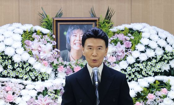 추도사 하는 가수 강진