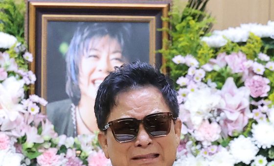 울먹이며 추도사 하는 가수 유현상