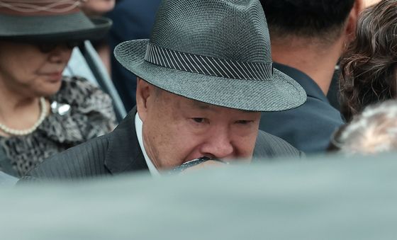 '눈물의 이별'…아내 옥희 발인식 지켜보는 홍수환
