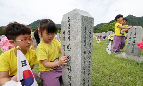 6·25 참전용사 묘역 참배하는 어린이들