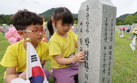 6·25 참전용사 묘비 어루만지는 어린이