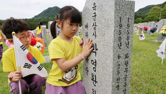 6·25 참전용사 묘비 어루만지는 어린이