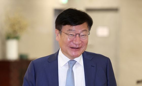 4선 의원과의 오찬 위해 이동하는 정점식 원내대표