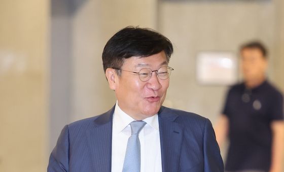 4선 의원과의 오찬 위해 이동하는 정점식 원내대표