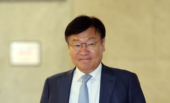 4선 의원과의 오찬 위해 이동하는 정점식 원내대표