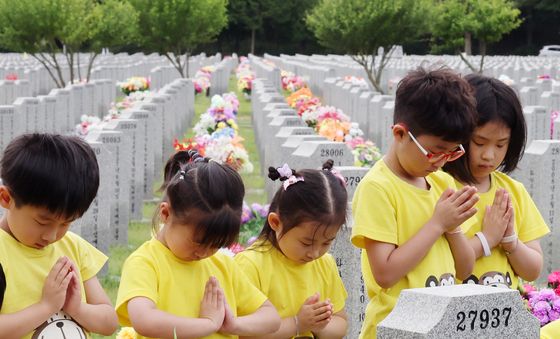6·25 전쟁 76주년 앞두고 현충원 찾은 어린이