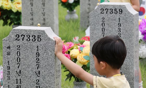 호국영웅 묘비 앞에서