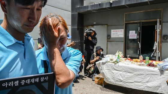 눈물 흘리는 유가족