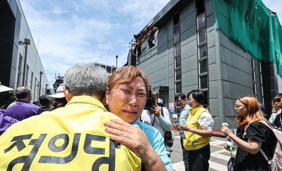 눈물 흘리는 아리셀 참사 유가족들