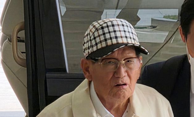 지팡이 짚고 합수본 도착한 이만희 총회장