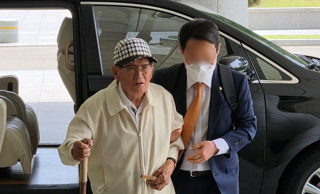 지팡이 짚고 합수본 도착한 이만희 총회장