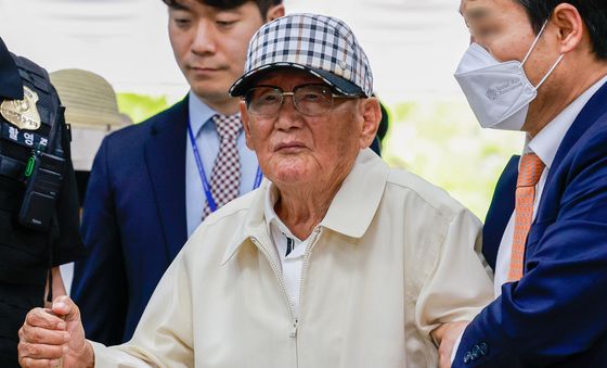 '국힘 집단 입당 의혹' 이만희 총회장 영장심사 출석