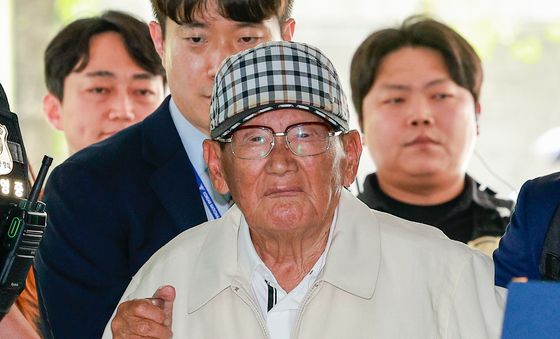 지팡이 짚고 영장심사 향하는 이만희