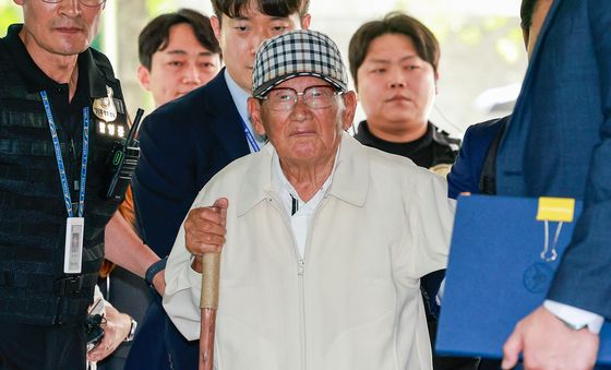 지팡이 짚고 영장심사 향하는 이만희