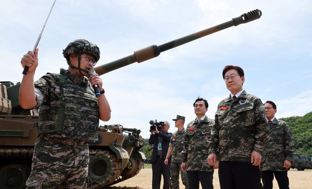 K-9 자주포 설명 듣는 이재명 대통령