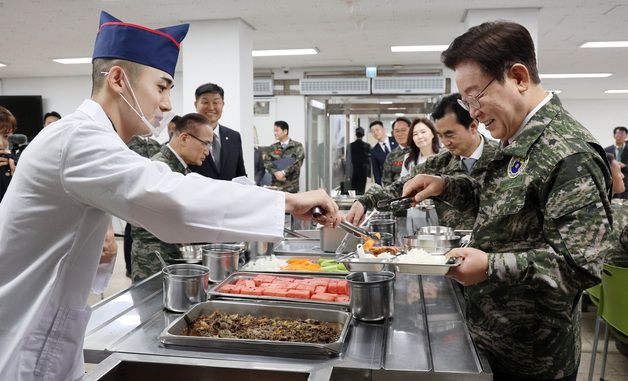 자율 배식 받는 이재명 대통령