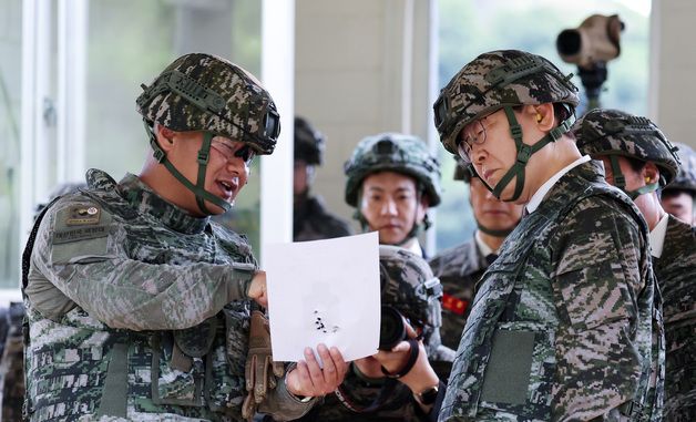 표적지 확인하는 이재명 대통령