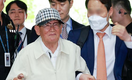 이만희 총회장, '집단 입당 의혹' 법원 구속심사 출석