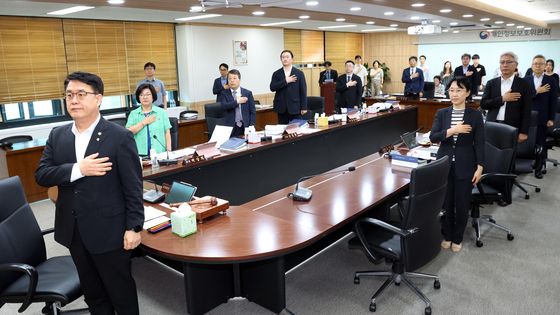 국기에 대한 경례하는 이정렬 부위원장
