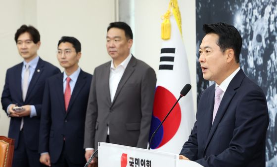 퇴원 후 기자회견하는 장동혁 대표
